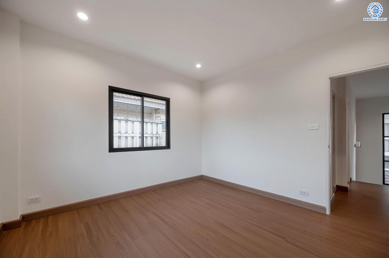 บ้านมือสองตกแต่งใหม่ โครงการ ธารา ราชพฤกษ์-ปิ่นเกล้า บ้านสวย พร้อมอยู่ เนื้อที่ 58.7 ตร.ว. ฟังก์ชัน 3 ห้องนอน 3 ห้องน้ำ จอดรถได้ 2 คัน บนทำเลเชื่อมต่อถนนกาญจนาภิเษก ใกล้รถไฟฟ้าสายสีแดง "สถานีตลิ่งชัน" และจุดขึ้นทางด่วน "ศรีรัช" รายล้อมด้วยสิ่งอำนวยความสะดวกครบครัน